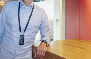 Riedel präsentiert DisTag Distance Monitor zur Wahrung der Abstandsregeln