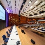 CongressCentrum Pforzheim Location BW – Grosser Saal parlamentarisch Bühne und Leinwand – Foto Seibel