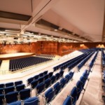 CongressCentrum Pforzheim CCP Großer Saal mit Empore und Reihenbestuhlung mit Blick auf die Bühne der Location
